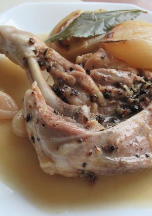【 骨付き鶏もも肉のビール煮 】-レシピのメイン写真