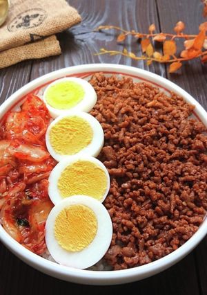 甘ピリ辛そぼろキムチ茹で卵丼-レシピのメイン写真