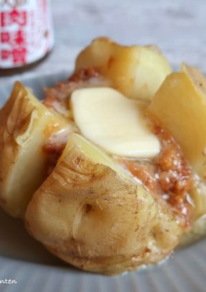 大豆の肉味噌で食べるじゃがバター-レシピのメイン写真
