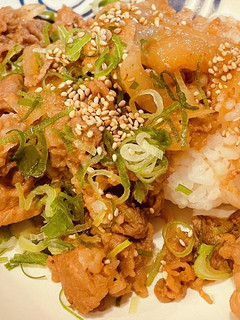 焼肉のタレでズボラ飯!豚こま丼-レシピのメイン写真