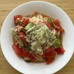 รูปของ トマツナ昆布うどん