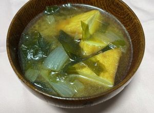 『お魚厚揚げ』•玉ねぎ•わかめの味噌汁-レシピのメイン写真