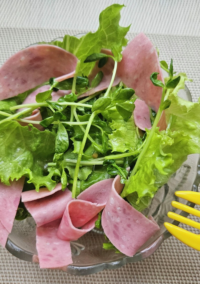 豆苗とレタスとビアソーセージのサラダ！-レシピのメイン写真