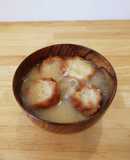 玉ねぎとあぶら麩のかんたん味噌汁