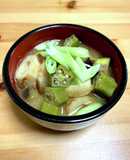 味噌汁　なすとオクラ、ちくわや油揚げ