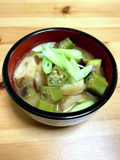 味噌汁 なすとオクラ、ちくわや油揚げ-レシピのメイン写真