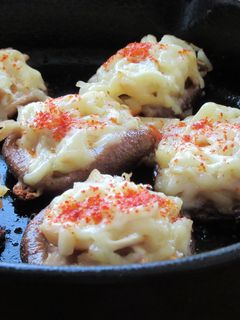 〚 椎茸の唐辛子にんにくマヨチーズ焼き〛-レシピのメイン写真