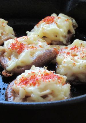 〚 椎茸の唐辛子にんにくマヨチーズ焼き〛-レシピのメイン写真