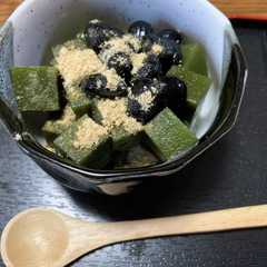 รูปของ 抹茶かんてん黒豆きな粉のせ。