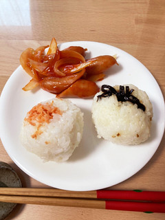 ウインナーのケチャップ炒めとおにぎり-レシピのメイン写真