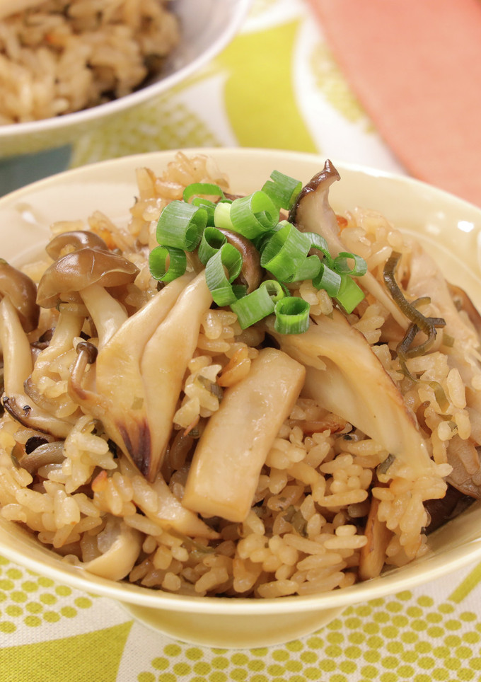 たっぷり焼ききのこと塩昆布の炊き込みご飯-レシピのメイン写真