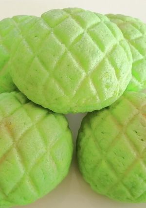 メロンカラーのメロンパン-レシピのメイン写真