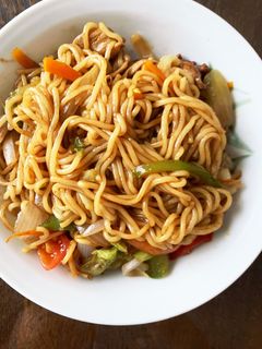お一人様!市販の焼きそばにトマトで隠し味-レシピのメイン写真