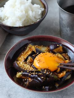 焼肉のタレで簡単【レンチンなすユッケ】-レシピのメイン写真