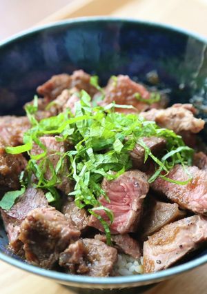 ステーキ丼　安い厚切りステーキ肉の焼き方-レシピのメイン写真