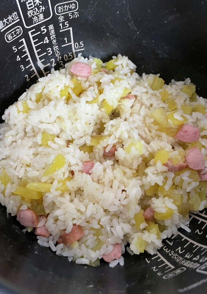 さつまいもとウイニーの炊き込みご飯-レシピのメイン写真