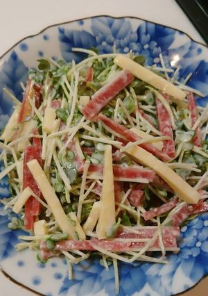 簡単！激ウマ！サラミとチーズのサラダ♪ by こでで 【クックパッド