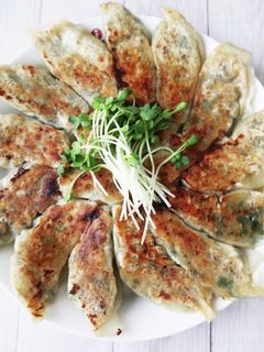 野菜たっぷり☆ジューシー焼き餃子-レシピのメイン写真