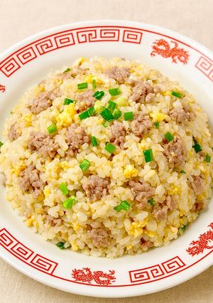 町中華！簡単ひき肉と卵とネギのチャーハン-レシピのメイン写真