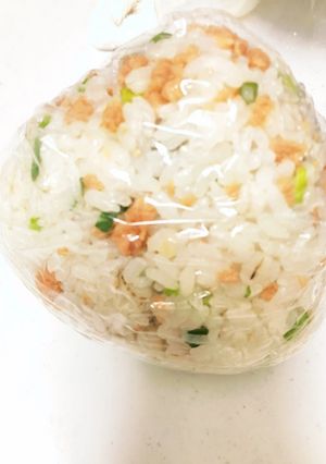 鮭フレークと小葱の塩にぎり-レシピのメイン写真