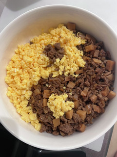 陰陽和合!肉味噌と炒り卵の二つ巴丼-レシピのメイン写真
