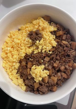 陰陽和合！肉味噌と炒り卵の二つ巴丼-レシピのメイン写真
