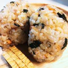 รูปของ 荏胡麻醤油漬けと焼鮭のおにぎり