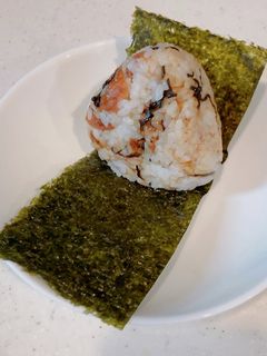 日本の旨みが凝縮、梅おかか塩昆布おにぎり-レシピのメイン写真