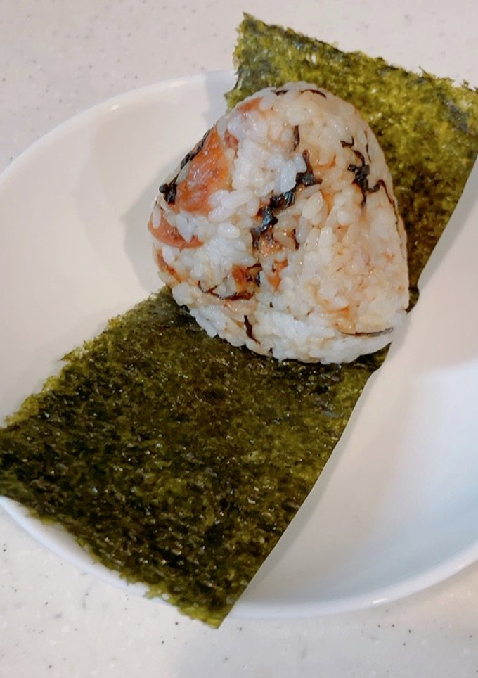 日本の旨みが凝縮、梅おかか塩昆布おにぎり-レシピのメイン写真