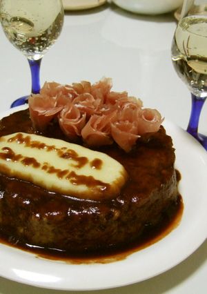 記念日や誕生日に！ハンバーグケーキ-レシピのメイン写真