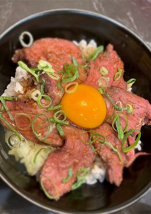 ボニークでローストビーフ丼ღ-レシピのメイン写真