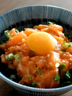 塩麹で超簡単で旨すぎるサーモンユッケ丼-レシピのメイン写真