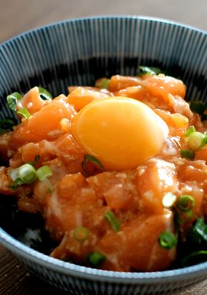 塩麹で超簡単で旨すぎるサーモンユッケ丼-レシピのメイン写真