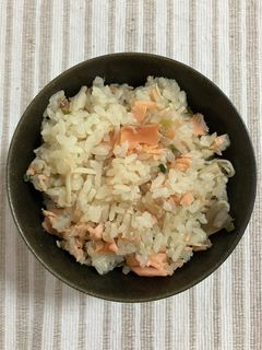 鮭とキノコの味噌バター炊き込みごはん-レシピのメイン写真