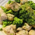 冷凍ブロッコリーと鶏肉の炒めもの