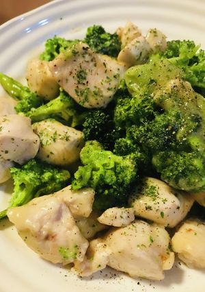 冷凍ブロッコリーと鶏肉の炒めもの-レシピのメイン写真