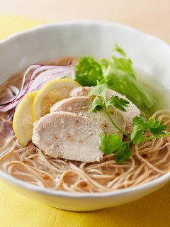 大豆麺で作るレタスとゆで鶏のレモン風味麺-レシピのメイン写真