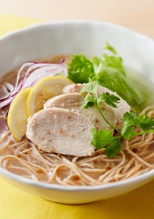 大豆麺で作るレタスとゆで鶏のレモン風味麺-レシピのメイン写真