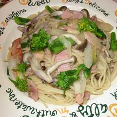 A picture of ベーコンとしめじと菜の花のパスタ.