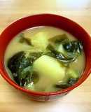 味噌汁　ねぎとわかめとじゃが芋