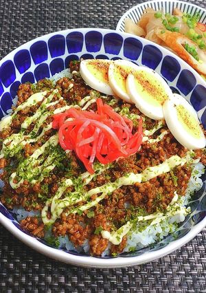 我が家のB級グルメ!焼きそばそぼろ丼-レシピのメイン写真
