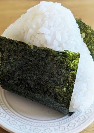 チーズとカニカマのおにぎり-レシピのメイン写真