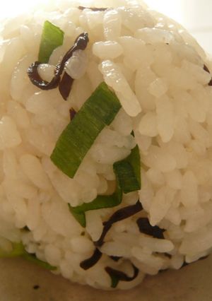お弁当に…塩昆布☆ねぎのおにぎり-レシピのメイン写真