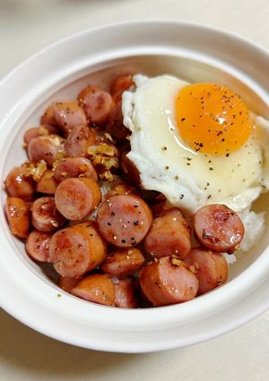 【デビル丼】ウインナーと目玉焼き丼-レシピのメイン写真