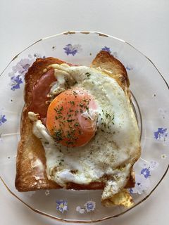 ハムとめだまやきのトースト-レシピのメイン写真