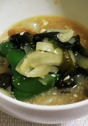 «“丸ごとピーマン玉葱ワカメ味噌汁”»-レシピのメイン写真