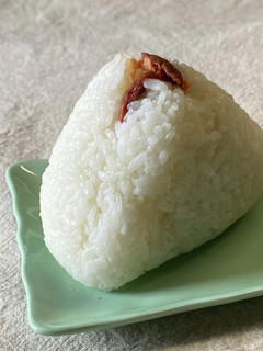 おにぎりの具材を真ん中に握る裏技!?-レシピのメイン写真