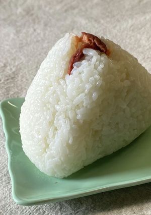 おにぎりの具材を真ん中に握る裏技!?-レシピのメイン写真