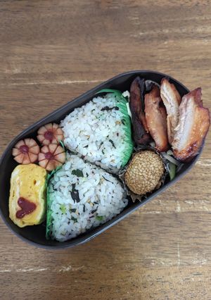 JK☆梅＆ワカメおにぎり弁当♪-レシピのメイン写真