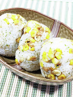 手が止まらない!コーンバター醤油おにぎり-レシピのメイン写真
